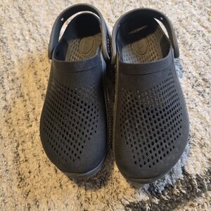 Lightweight Black CROCS Clogs – Easy Slip-On (Kids)